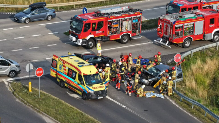 Poważny wypadek na łączniku autostradowym. Na miejsce wezwano śmigłowiec LPR [FOTO]