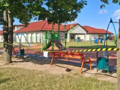 Plac zabaw na Zawiszowie za taśmami. Szkoła szuka środków na nowe urządzenia