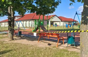Plac zabaw na Zawiszowie za taśmami. Szkoła szuka środków na nowe urządzenia