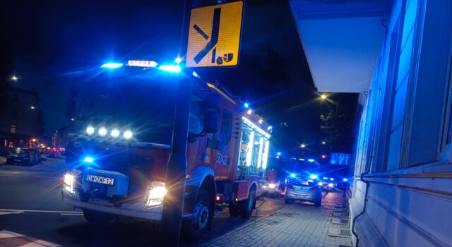 Domowa awantura zakończona interwencją służb. Mężczyzna miał grozić podpaleniem mieszkania
