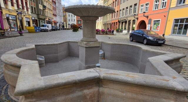 fontanna mały talerz Rynek w Świdnicy lipiec 2026r (3)