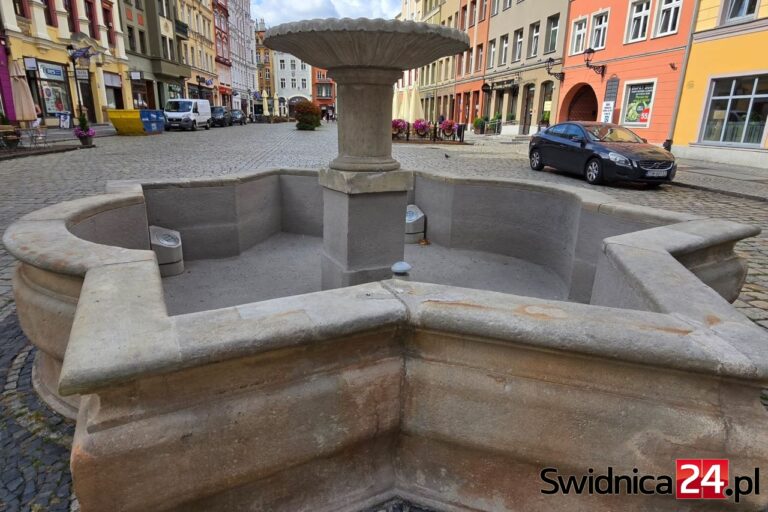 Najmniejsza fontanna na świdnickim Rynku znów nieczynna [FOTO]