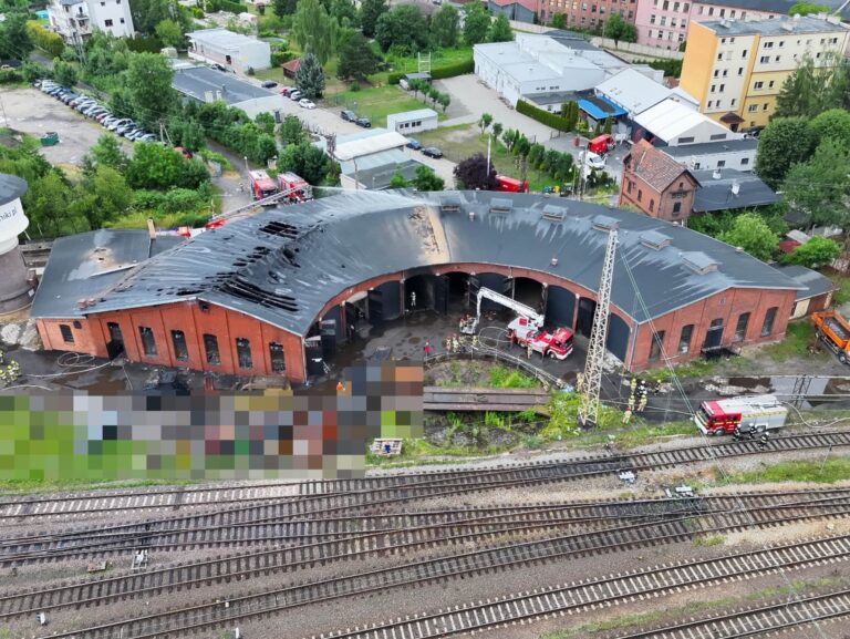 Pół zabytkowej hali i kilkanaście pojazdów poszło z dymem. Strażacy podsumowują akcję [FOTO]
