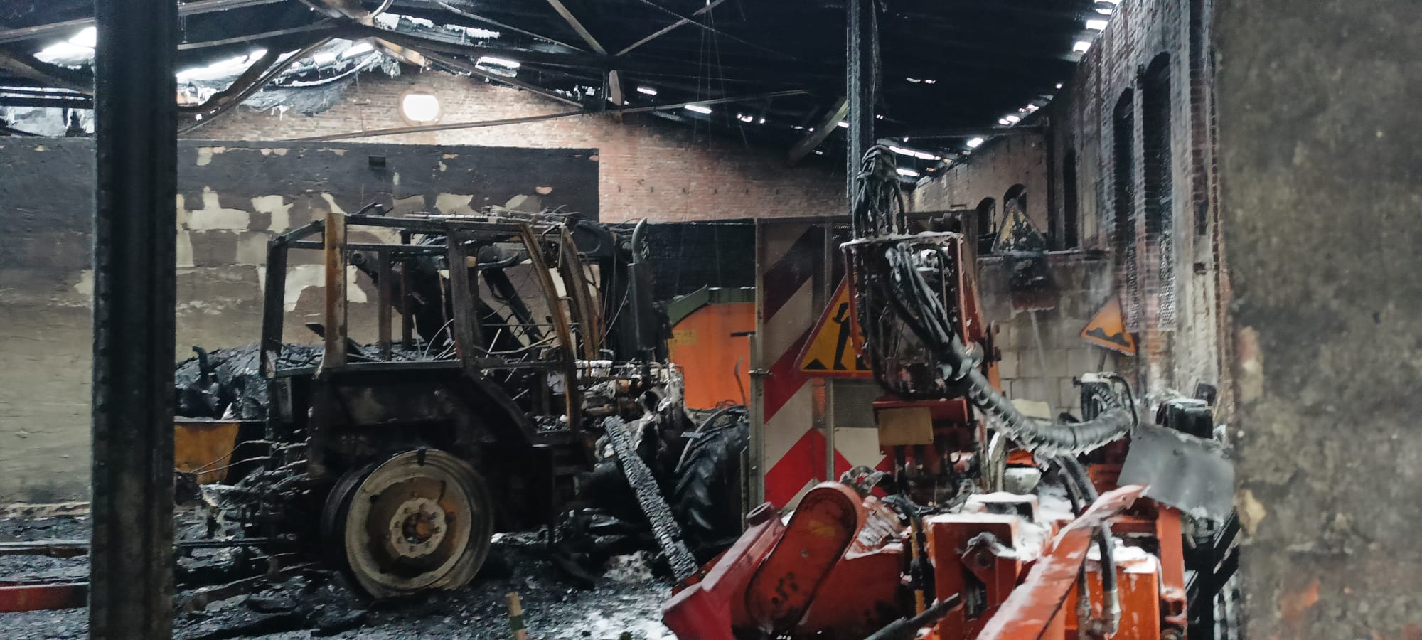 Po pożarze hali w Jaworzynie szacują straty, biegły szuka przyczyny [FOTO]