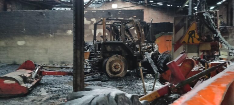 Po pożarze hali w Jaworzynie szacują straty, biegły szuka przyczyny [FOTO]