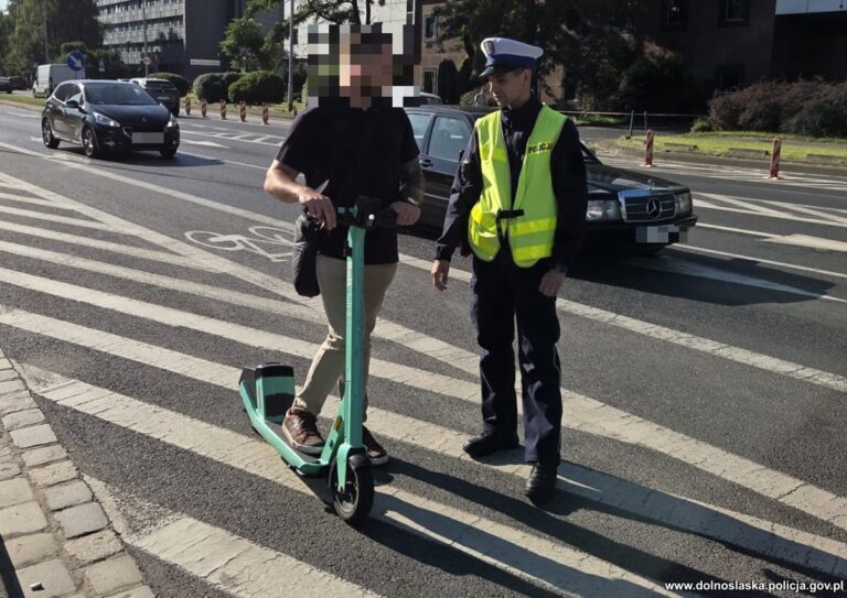 Aż 660 wykroczeń w jeden dzień. Policjanci na Dolnym Śląsku kontrolowali elektryczne hulajnogi i rowery