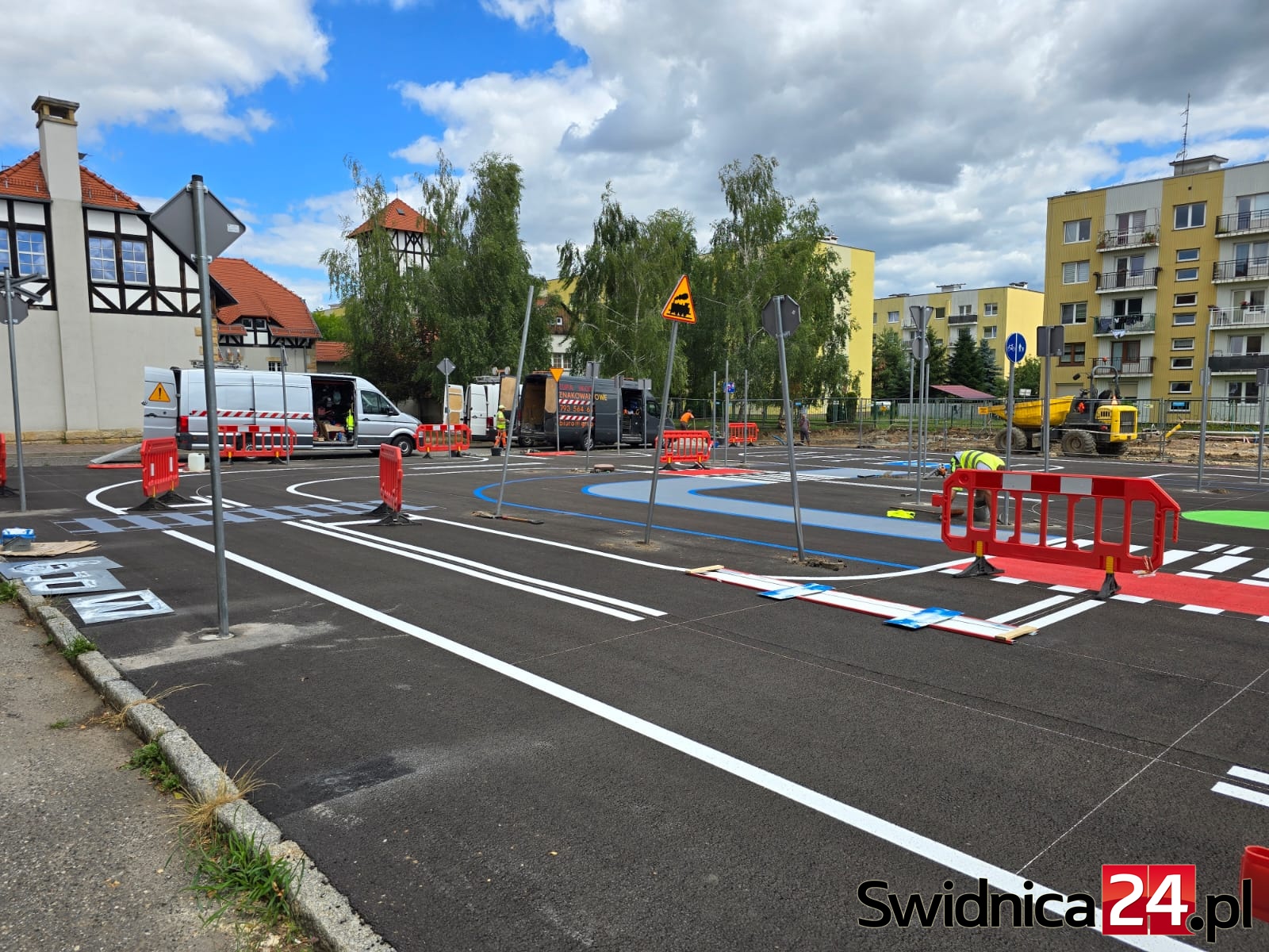 Kilkuletnie starania dyrekcji „ósemki” zakończone sukcesem. Miasteczko ruchu drogowego na finiszu [FOTO]