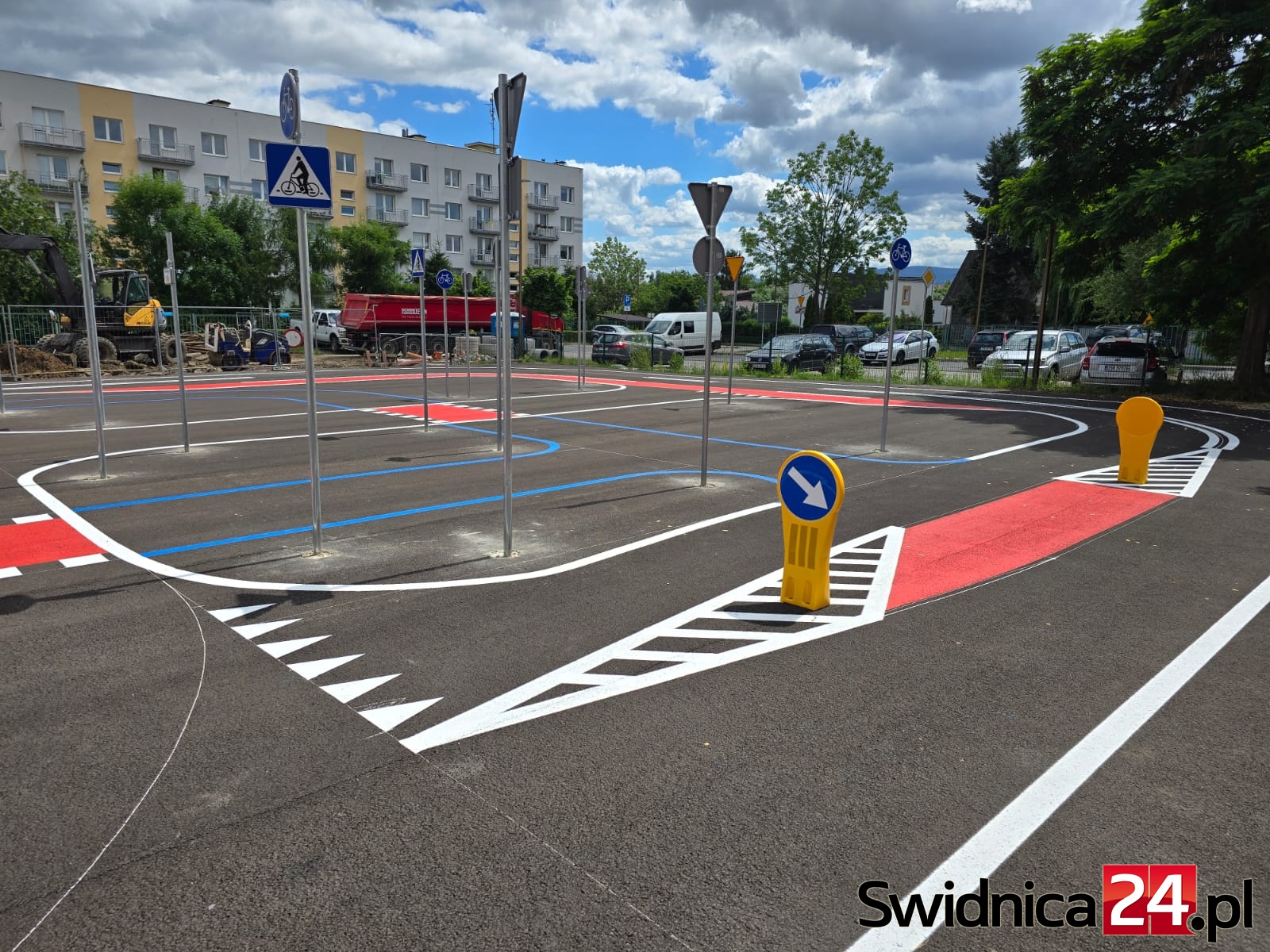 Kilkuletnie starania dyrekcji „ósemki” zakończone sukcesem. Miasteczko ruchu drogowego na finiszu [FOTO]
