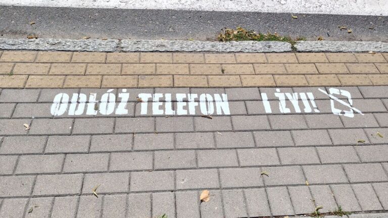 Odłóż telefon i… żyj! Napisy przed przejściami dla pieszych [FOTO]