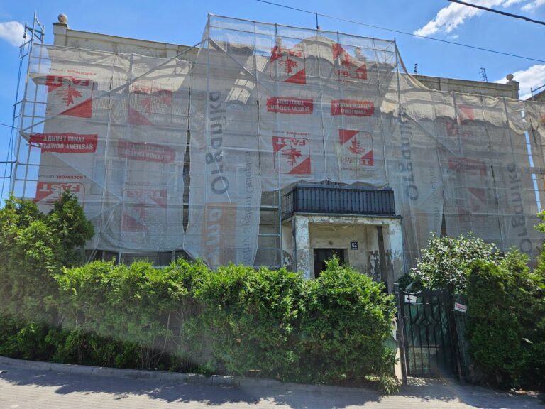 Czternaście budynków komunalnych przejdzie remont. Prace ruszyły już w kilku lokalizacjach [FOTO]