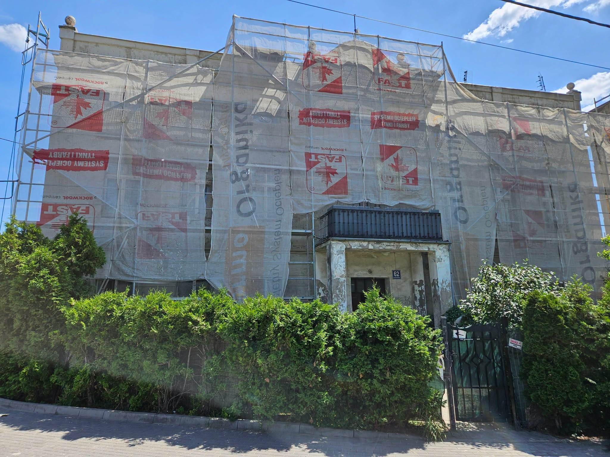 Czternaście budynków komunalnych przejdzie remont. Prace ruszyły już w kilku lokalizacjach [FOTO]