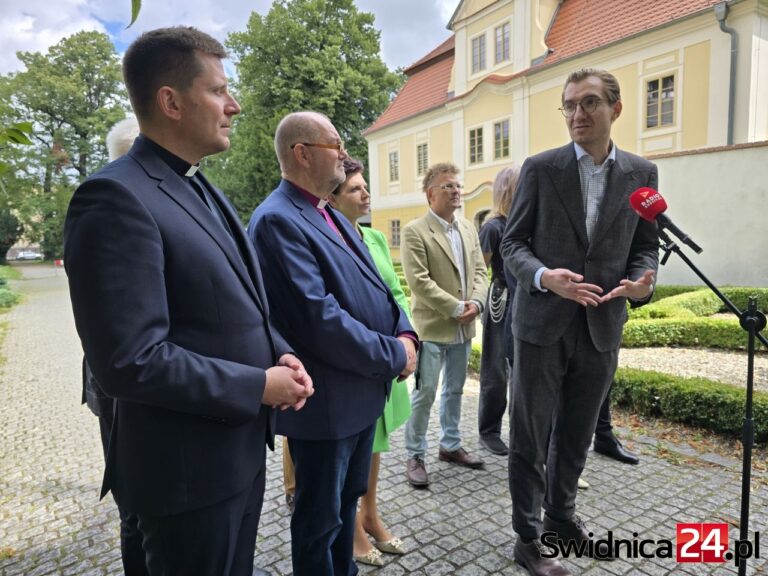 Kolejne miliony na zabytki i rozwój regionu? Wiceminister Jan Szyszko z wizytą w Kościele Pokoju [FOTO]