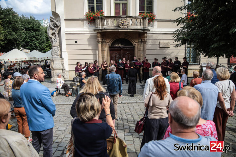 Zaśpiewali przy ławeczce Marii Kunic. Szwajcarski chór „Chorisma” wystąpił w Świdnicy [FOTO/VIDEO]