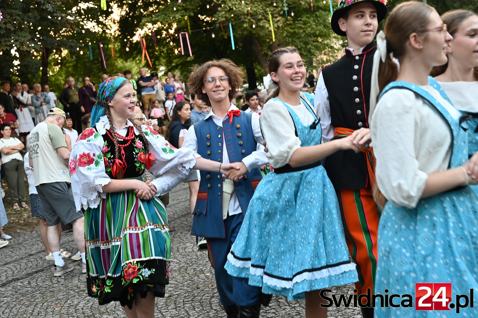 Potańcówka na ludowo. Trwa 34. Międzynarodowy Festiwal Folkloru w Strzegomiu [FOTO/VIDEO]