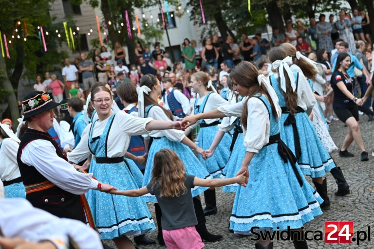 Potańcówka na ludowo. Trwa 34. Międzynarodowy Festiwal Folkloru w Strzegomiu [FOTO/VIDEO]