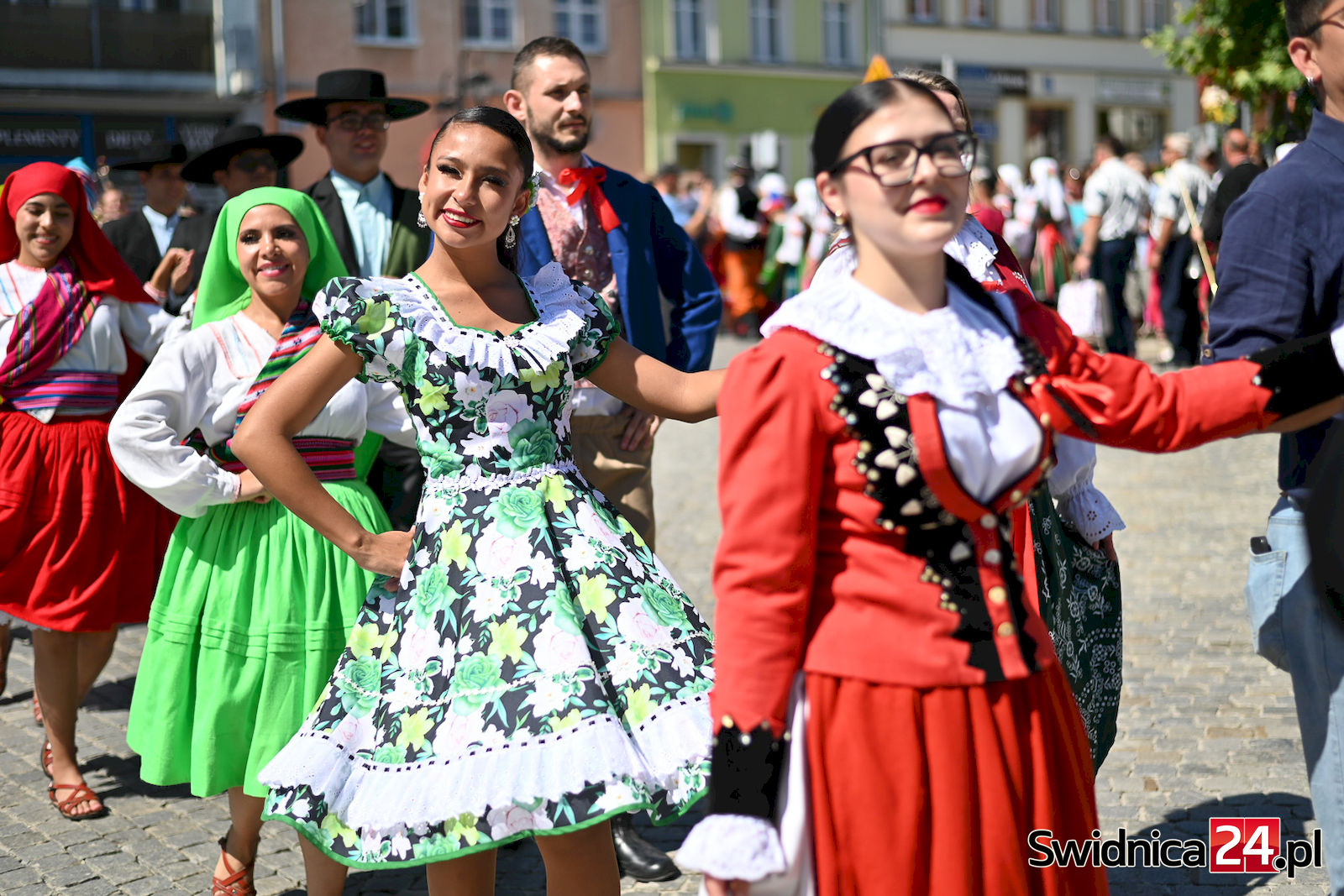 Barwny polonez i międzynarodowa biesiada z folklorem w Strzegomiu [FOTO/WIDEO]