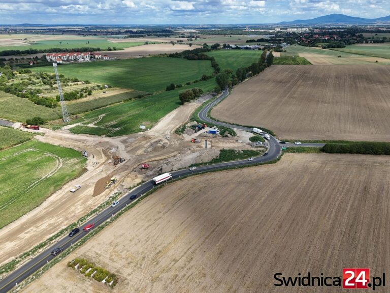 Jak postępują prace przy budowie ronda na drodze krajowej nr 35? [FOTO]