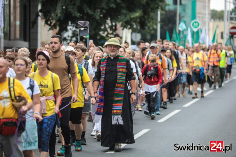 Po raz dwudziesty trzeci wyruszyli na Jasną Górę. Do pokonania mają 236 kilometrów [FOTO/VIDEO]