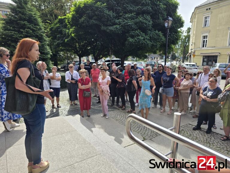Śladem lupanarów, stosów i katów. Świdniczanie tłumnie przybyli na kolejny Spacer z Historią [FOTO]