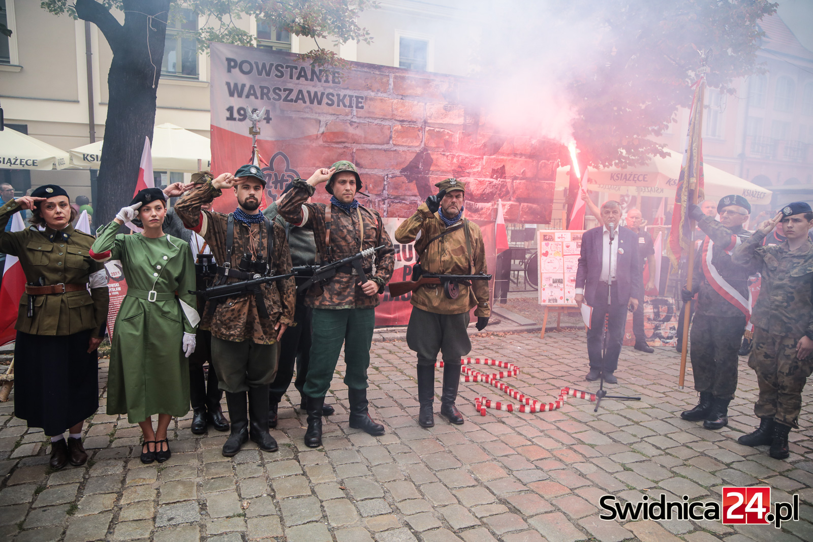 Oddali hołd powstańcom warszawskim, uczcili pamięć ofiar cywilnych zrywu sprzed 82 lat [FOTO/VIDEO]
