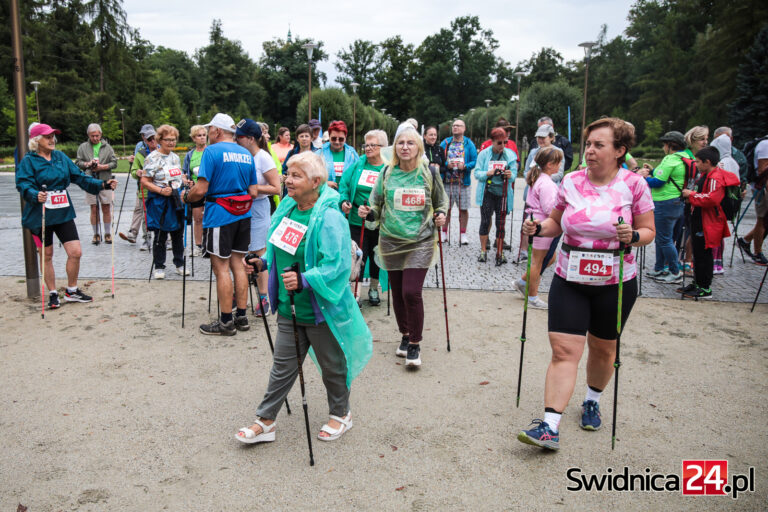 Deszczowa aura ich nie odstraszyła. Wyruszyli po zdrowie podczas festiwalu Nordic Walking [FOTO]