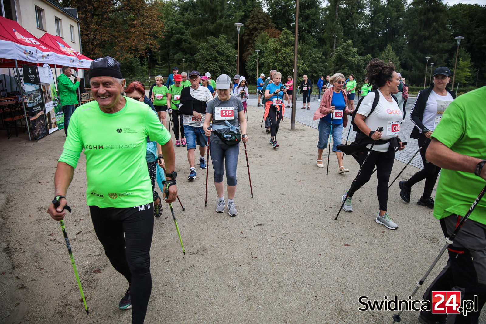 Deszczowa aura ich nie odstraszyła. Wyruszyli po zdrowie podczas festiwalu Nordic Walking [FOTO]