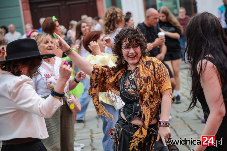 Roztańczony Rynek mimo deszczowych chmur – za nami druga Świdnicka Potańcówka! [FOTO/VIDEO]