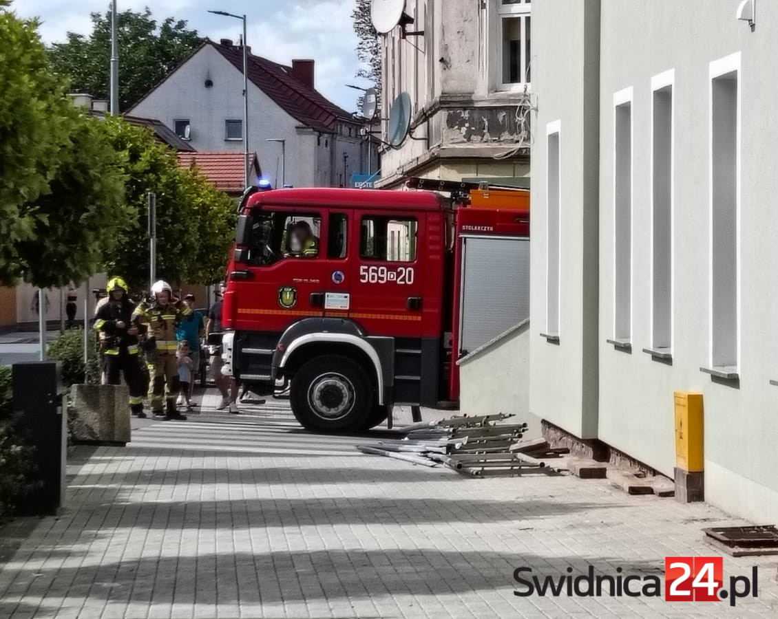 Element rusztowania spadł na kobietę w Jaworzynie Śląskiej? Interweniowały służby [FOTO]