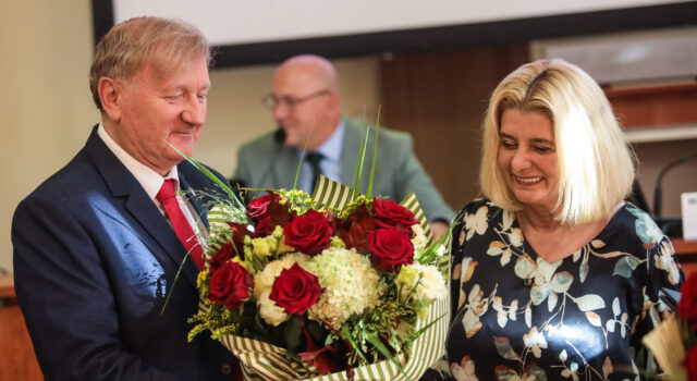 W czerwcu bezpardonowe rozstanie, w sierpniu uśmiechy i kwiaty dla odwołanych Lewandowskiego i Ory