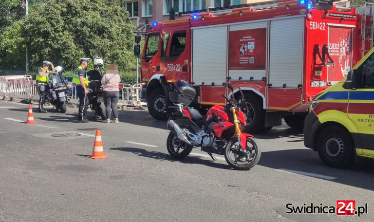 Zderzenie osobówki i motocykla na Osiedlu Młodych [FOTO]