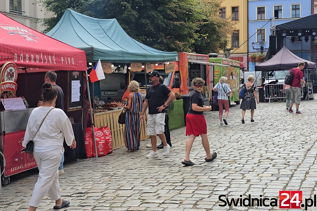 Muzyka i produkty regionalne zawitały na świdnicki Rynek. Festiwal potrwa do niedzieli [FOTO]