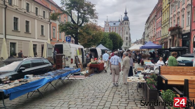 Niedziela pełna historii i skarbów. Sierpniowa Giełda Staroci w Świdnicy [FOTO]
