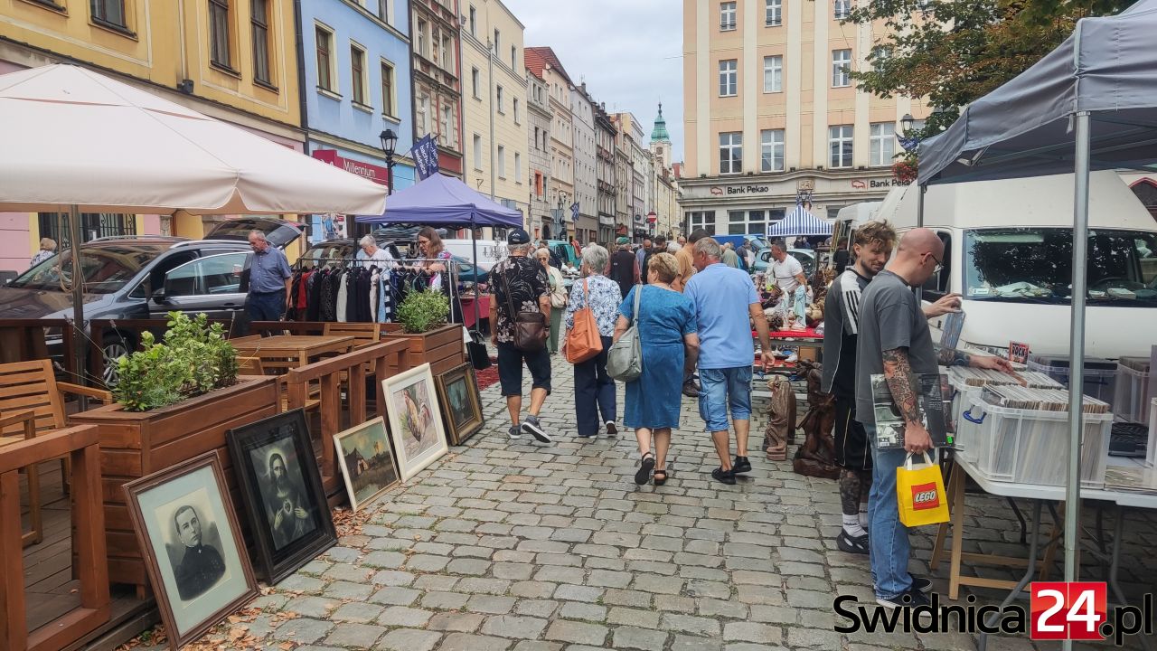 Niedziela pełna historii i skarbów. Sierpniowa Giełda Staroci w Świdnicy [FOTO]