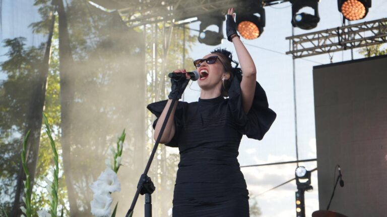 Dorota Kołodziej i utalentowane wokalistki z gminy Świdnica zawładnęły dożynkową sceną w Wilkowie [FOTO]