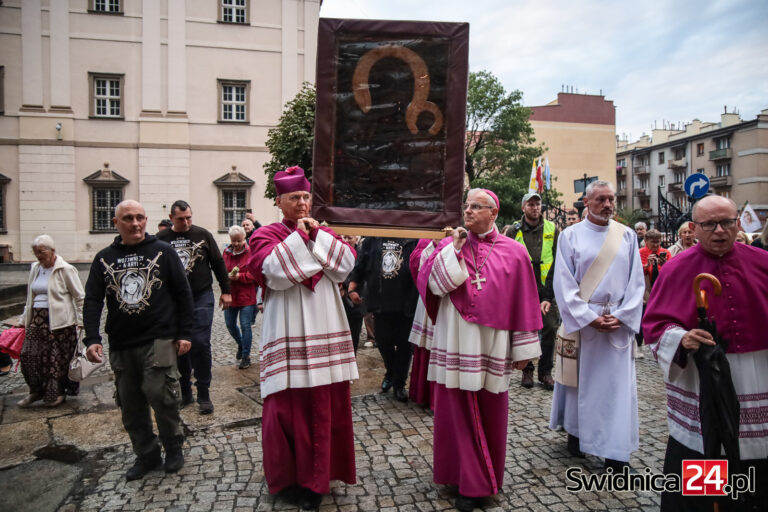 Tłumy wiernych powitały kopię Ikony Jasnogórskiej. Obraz odwiedzi wszystkie parafie diecezji świdnickiej [FOTO/VIDEO]