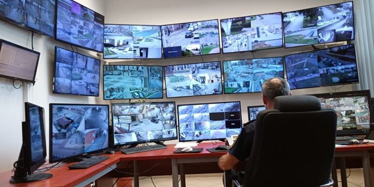 Iluzja bezpieczeństwa na ekranach. Świdnicki monitoring miejski na skraju wydolności