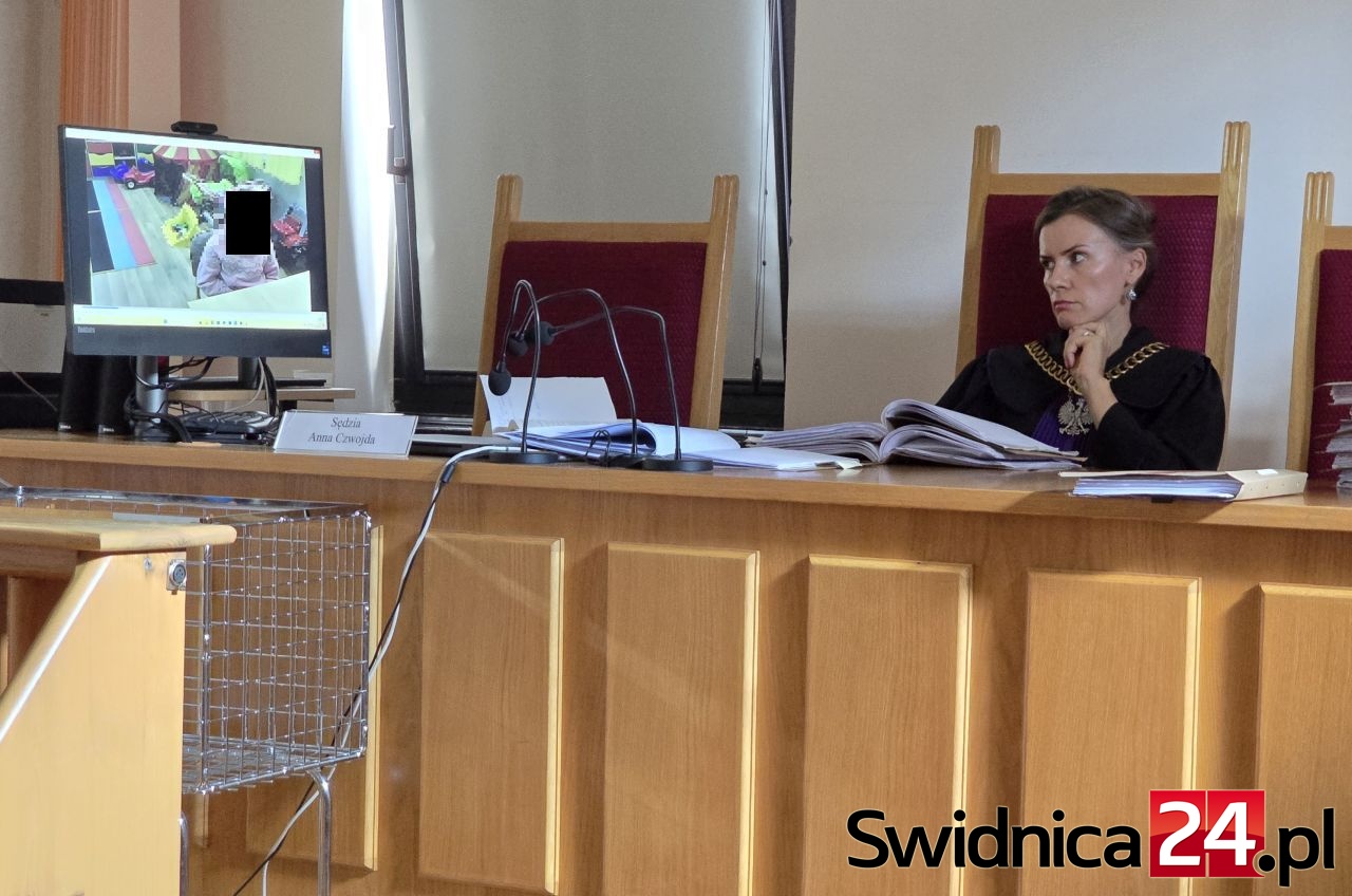 Zabił amstaffa nożem kuchennym, truchło wrzucił do stawu. Ruszył proces Piotra S.