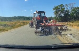 Broną przeorał budowaną ścieżkę rowerową. Wójt: To nie było specjalnie, nic się nie stało