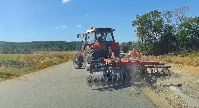 Broną przeorał budowaną ścieżkę rowerową. Wójt: To nie było specjalnie, nic się nie stało