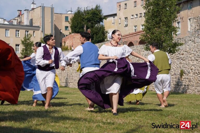 Gorące rytmy i świetna zabawa. Rozpoczyna się 34. Międzynarodowy Festiwal Folkloru w Strzegomiu [FOTO]