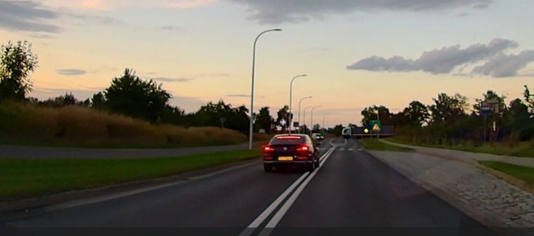 Niebezpieczny manewr na ulicy Kazimierza Wielkiego. Kierowca wyprzedzał na podwójnej ciągłej i przejściu dla pieszych [VIDEO]