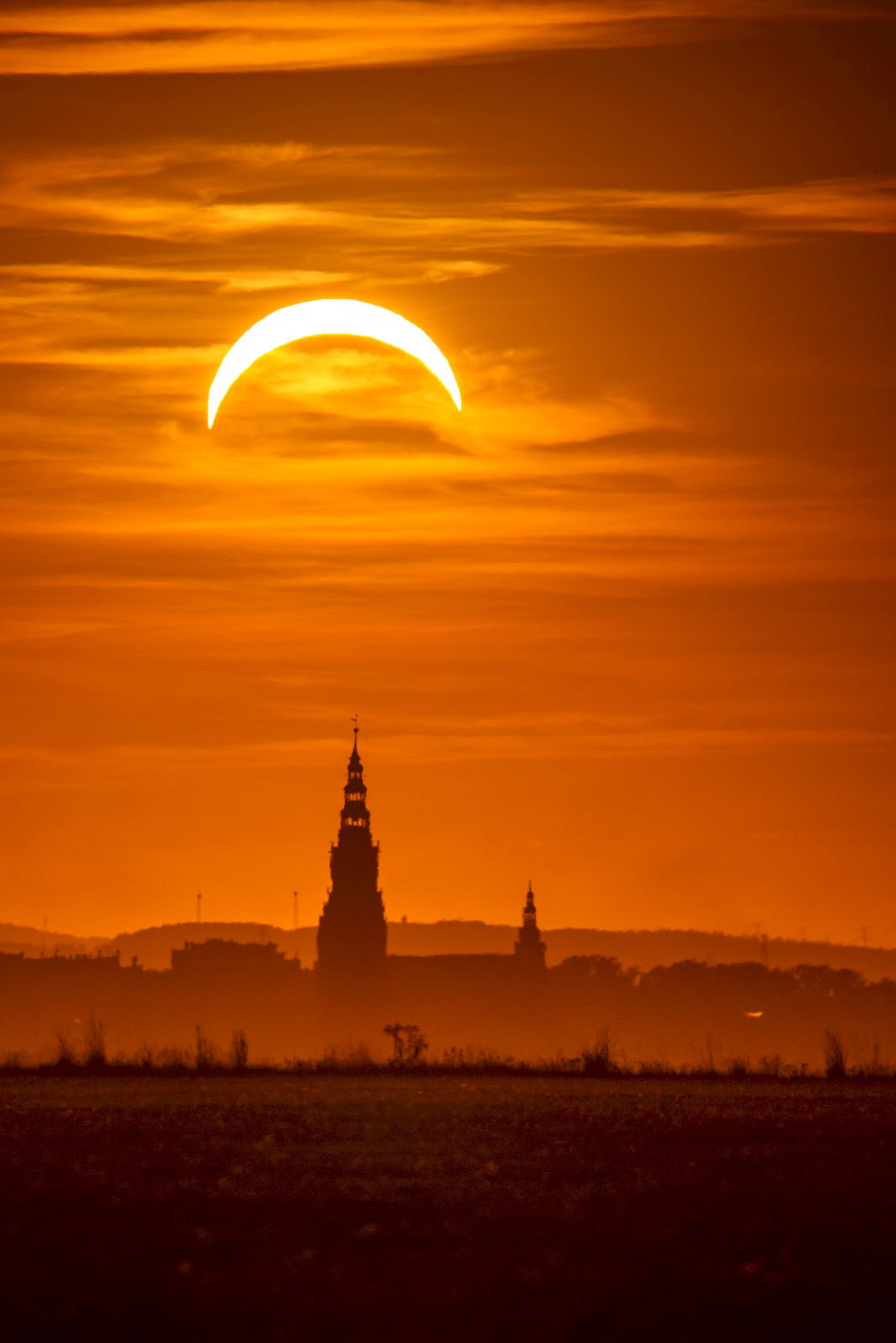 Słońce zniknęło za Księżycem. Tak wyglądało częściowe zaćmienie nad regionem [FOTO]