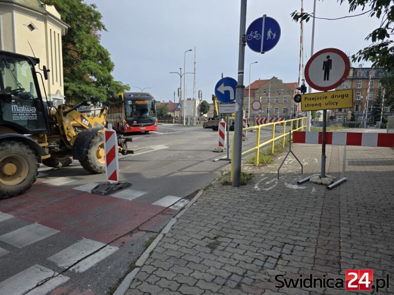 Rozpoczął się remont przejazdu na ul. Wałbrzyskiej. Kierowców czekają spore utrudnienia [FOTO]