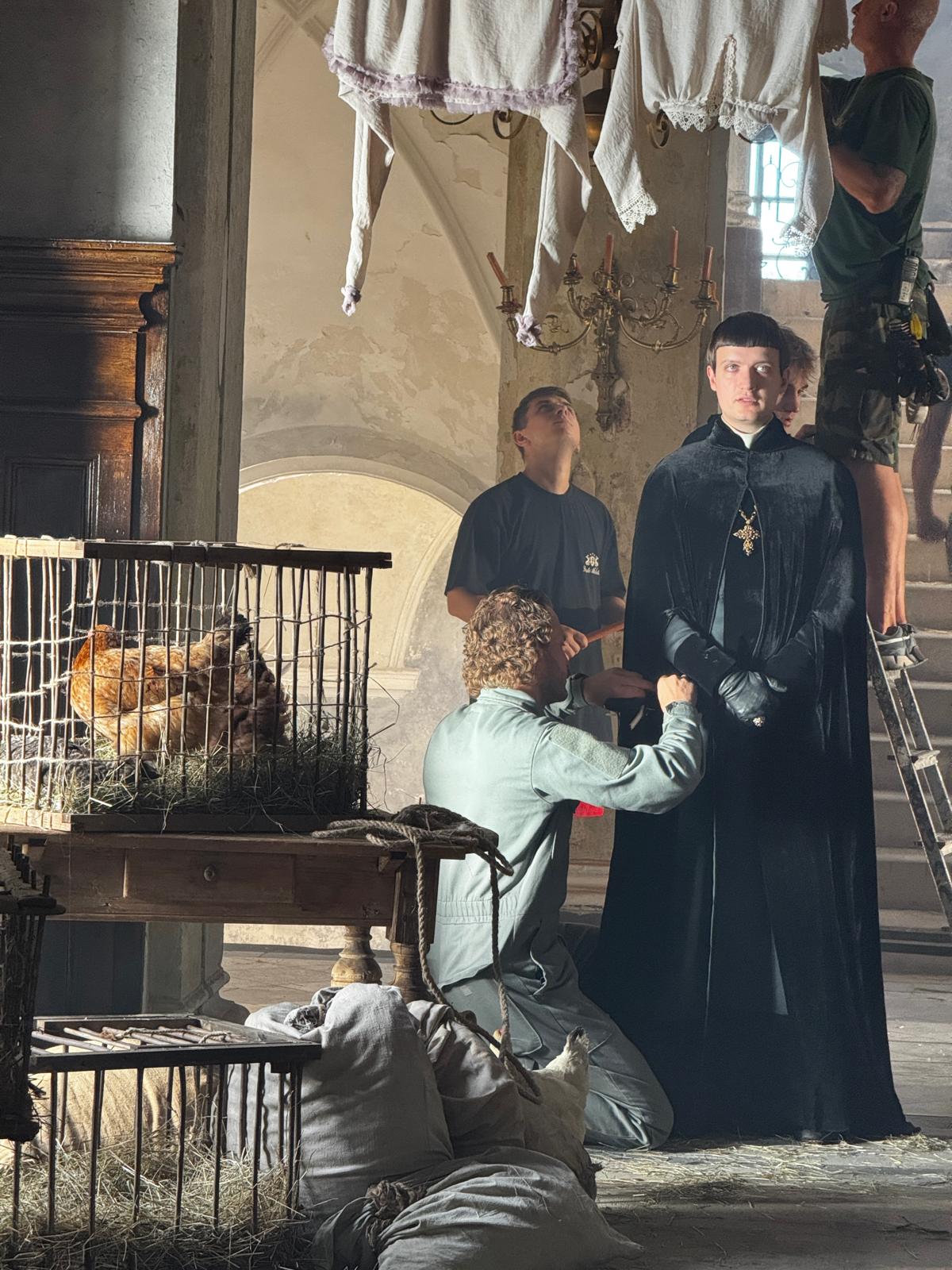Zamek Roztoka na planie hitu Netflixa „1670”. Właściciele zdradzają filmowe kulisy i ciekawostki, a w serialu także Świdniczanin [DUŻO ZDJĘĆ]