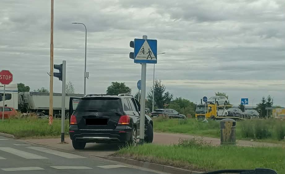 Kolizja trzech aut na Przemysłowej. Wymuszenie pierwszeństwa przy wjeździe na główną trasę