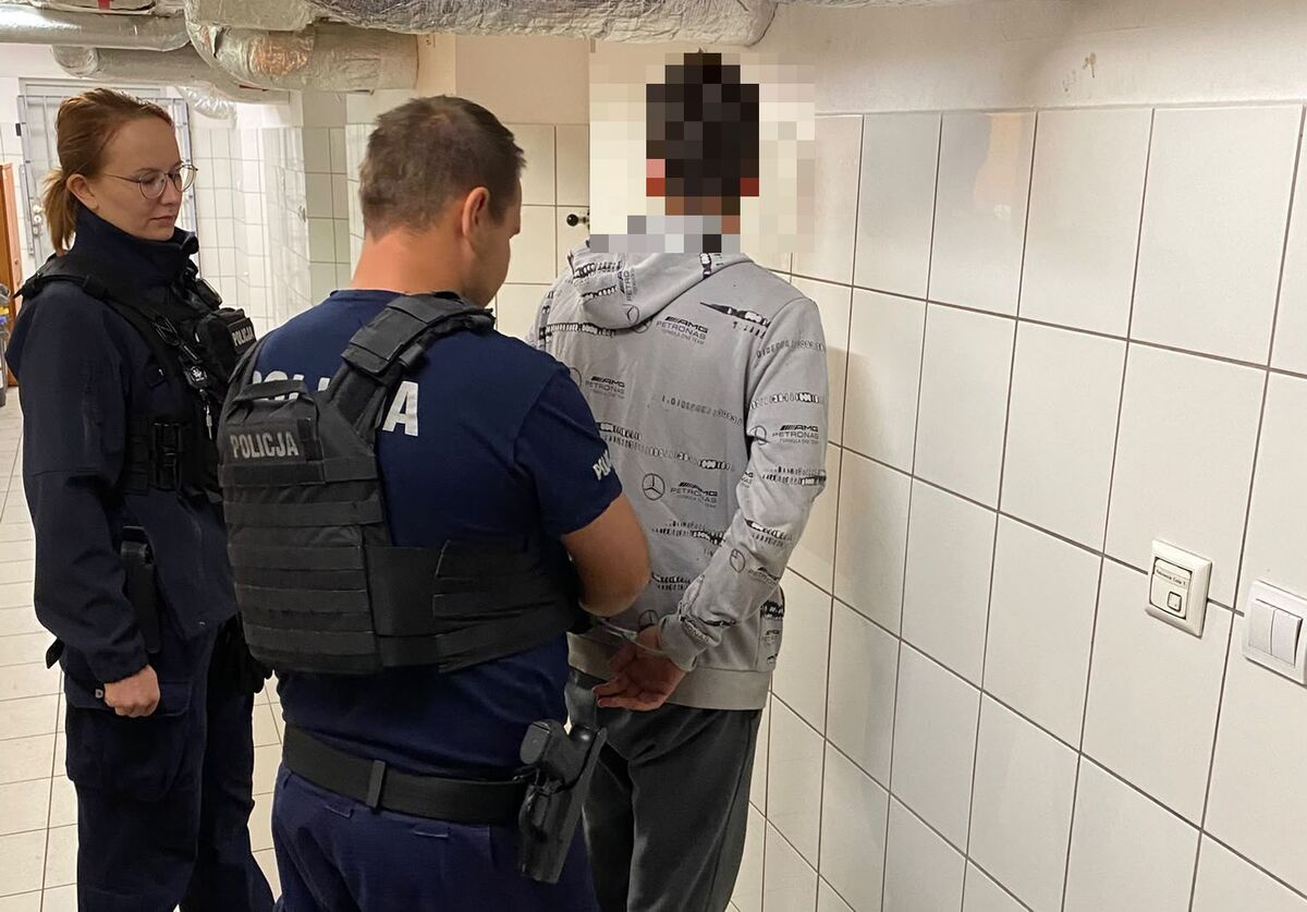 Napadli na 17-letniego kibica, zabrali koszulkę i uderzyli w twarz. Sprawcy zatrzymani [FOTO]