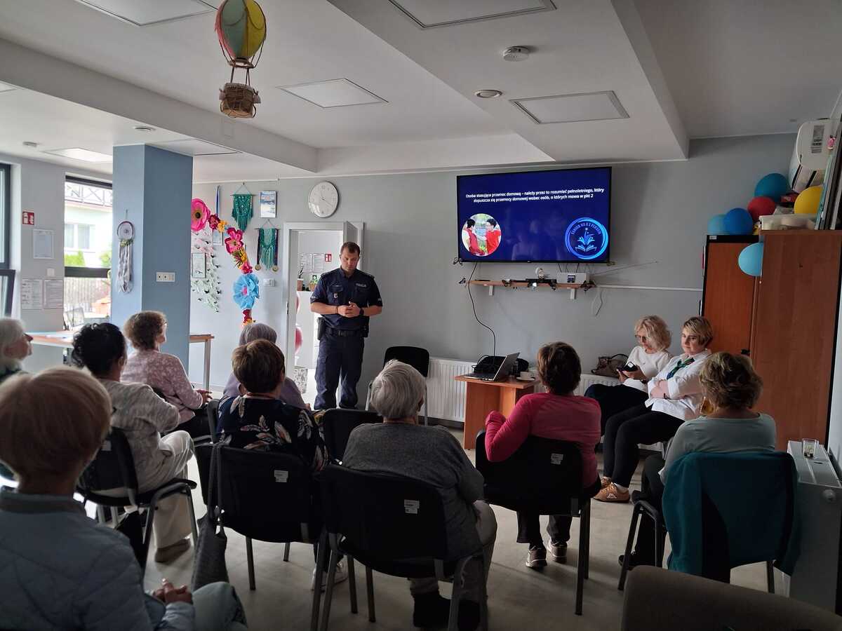 Policjanci, strażnicy i pracownicy ZUS z seniorami o bezpieczeństwie [FOTO]