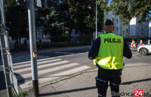 Bezpieczna droga do szkoły. Policjanci patrolują przejścia dla pieszych
