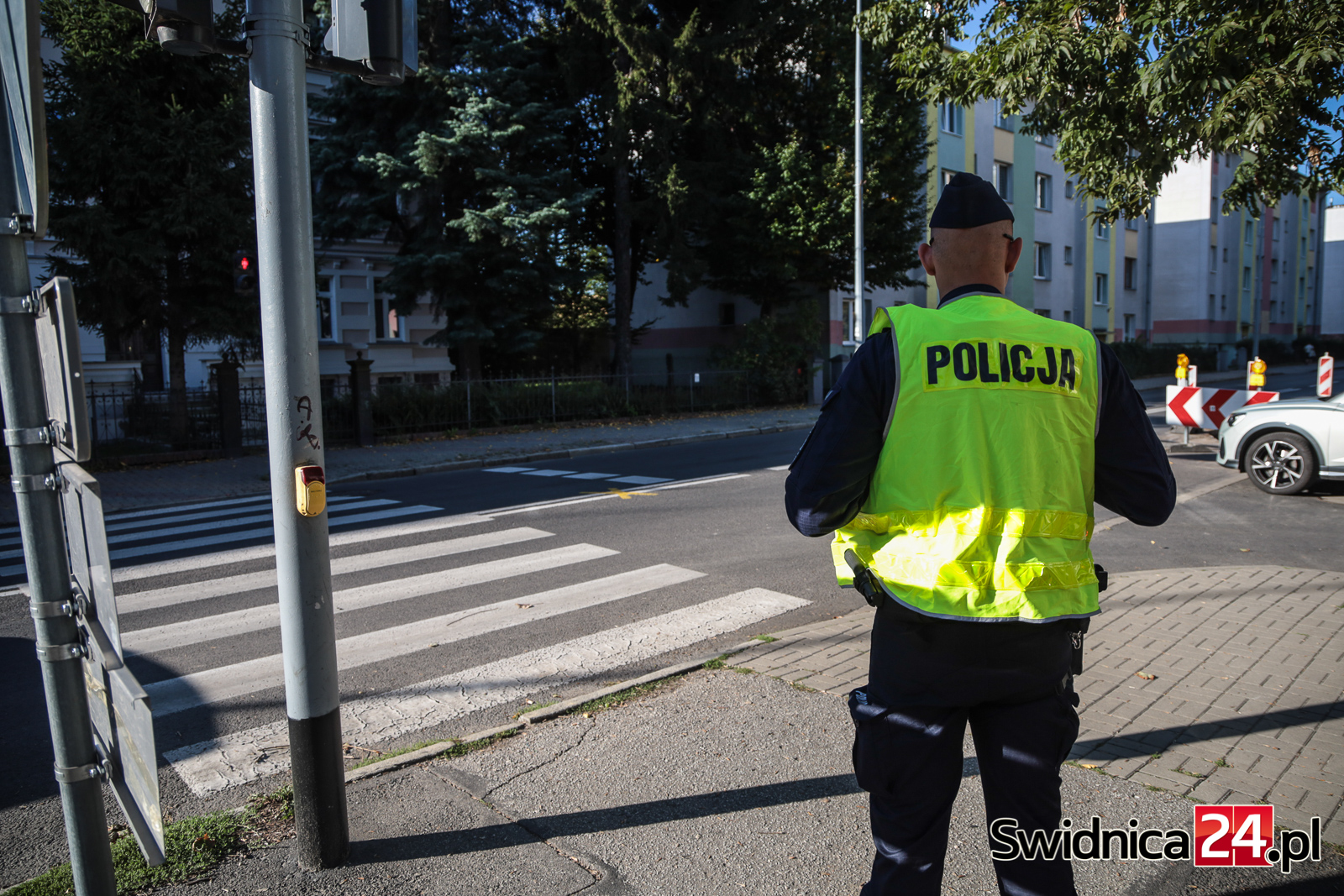 Bezpieczna droga do szkoły. Policjanci patrolują przejścia dla pieszych