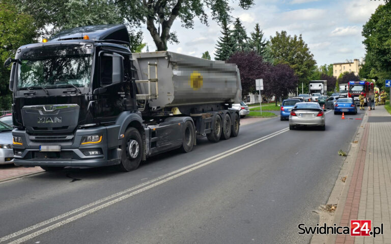 Kolizja dwóch osobówek i ciężarówki na Bystrzyckiej [FOTO]
